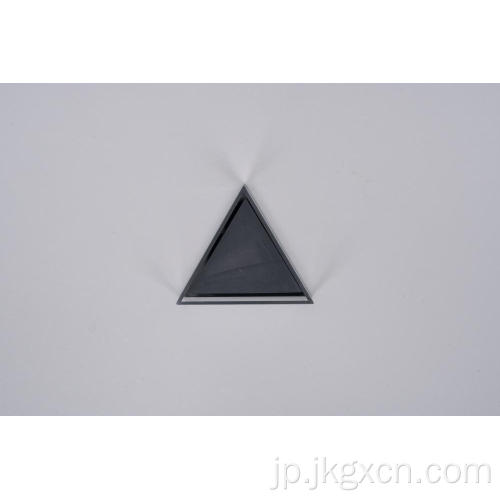 黒と白の石英三角形のキュベット